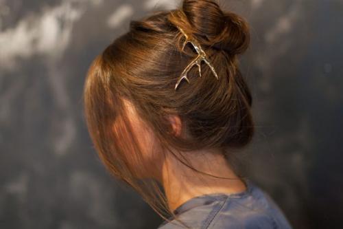 Прически с заколкой с жемчугом. 5 простых причесок с заколками Pluie