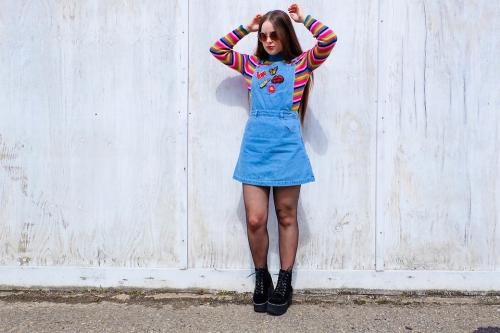 Джинсовое платье с футболкой. Модные тенденции