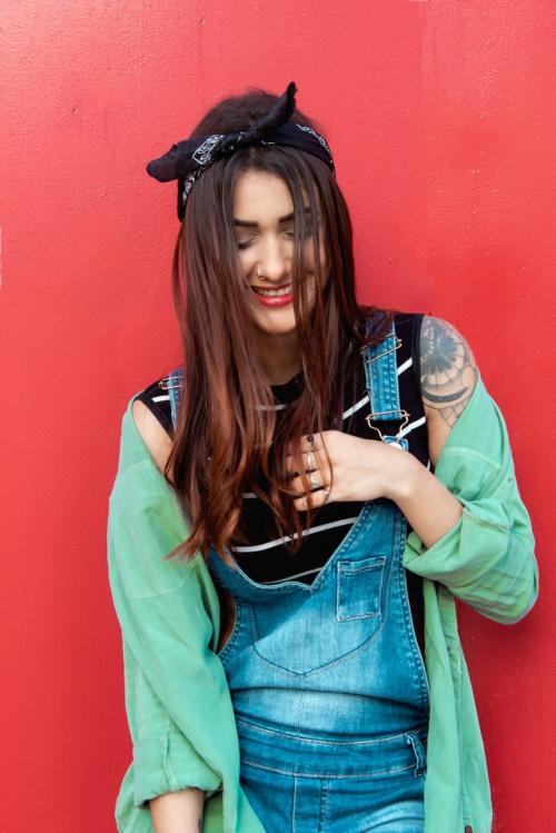 С чем носить джинсовый сарафан 2020. С чем носить джинсовый сарафан?