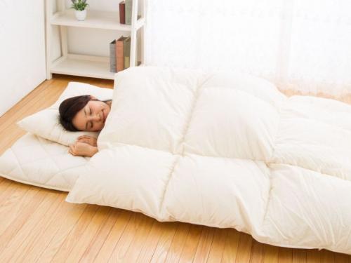 Как спать на полу, чтобы не продуло. Полезно ли спать на полу