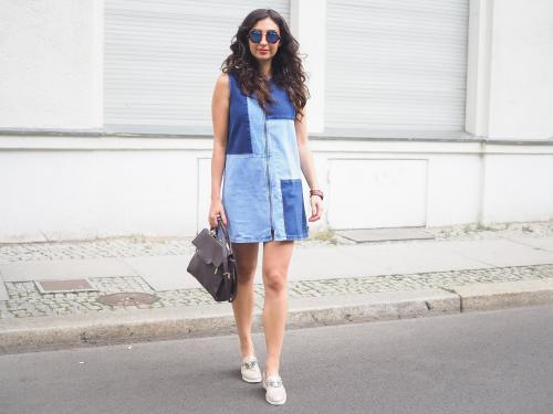 Джинсовое платье с футболкой. Модные тенденции