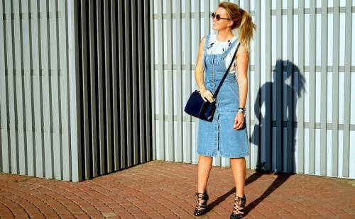 Джинсовое платье с футболкой. Модные тенденции