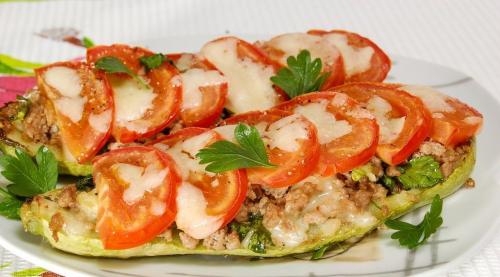 Лодочки из кабачков с курицей пп. Нежная закуска из кабачков с куриным филе