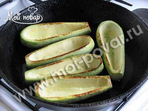 Лодочки из кабачков с курицей и рисом. Приготовление лодочек из кабачков, фаршированных курицей и овощами.
