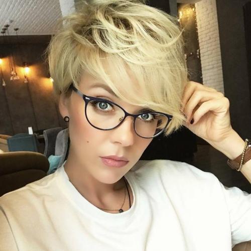 Прямые волосы с челкой прямой. Прямая челка: 20 свежих идей на разную длину волос 01