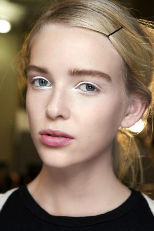 Белый макияж. Модные образы с белой подводкой для век