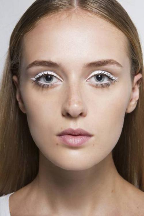 Белый макияж. Модные образы с белой подводкой для век