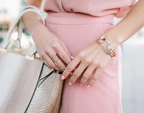 Бежевую блузку с чем носить. Бежевая блузка: с чем носить 11 Бежевую блузку с чем носить. Бежевая блузка: с чем носить 11