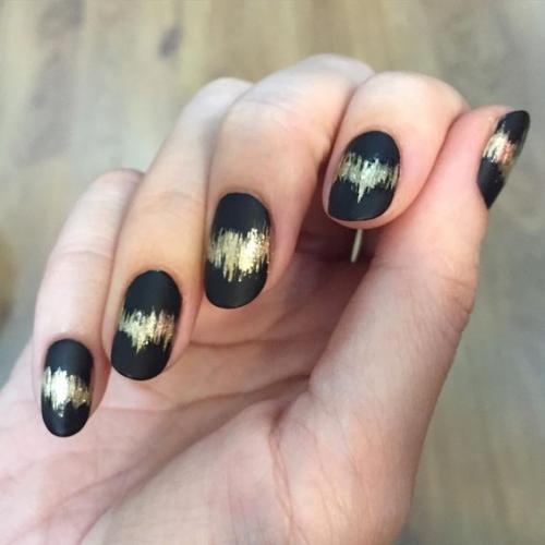 Черный маникюр с золотом. Черно-золотой маникюр: фото самых лучших идей
