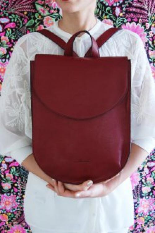 С чем носить маленький рюкзак золотого цвета. Красный рюкзак: яркий и харизматичный аксессуар в современном гардеробе