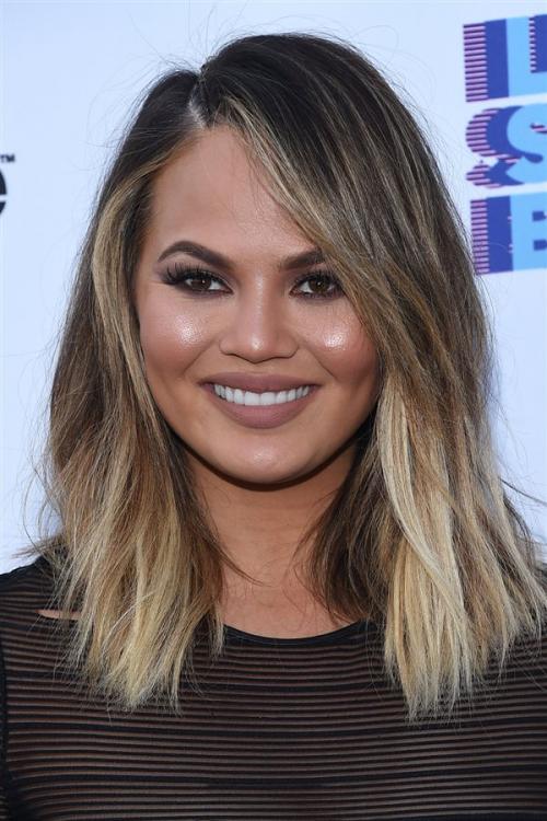 Окрашивание волос темные корни светлые концы на средние волосы. Знаменитости со светлыми волосами и темными корнями