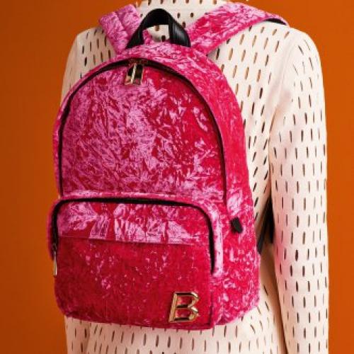 С чем носить маленький рюкзак женский. Игра с текстурами – разбираем популярные материалы Выбирая себе рюкзак, женский, розовый или какой-либо еще, вы можете столкнуться с морем предложений касательно материала изделия, и это действительно здорово для любой модницы. Однако, как бы много вариантов ни было, стоит выбирать только те, которые наиболее интересны в этом сезоне. И сейчас мы быстро пробежимся по самым востребованным и оригинальным материалам для рюкзаков: