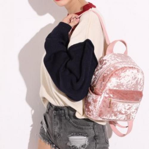 С чем носить маленький рюкзак женский. Игра с текстурами – разбираем популярные материалы Выбирая себе рюкзак, женский, розовый или какой-либо еще, вы можете столкнуться с морем предложений касательно материала изделия, и это действительно здорово для любой модницы. Однако, как бы много вариантов ни было, стоит выбирать только те, которые наиболее интересны в этом сезоне. И сейчас мы быстро пробежимся по самым востребованным и оригинальным материалам для рюкзаков: