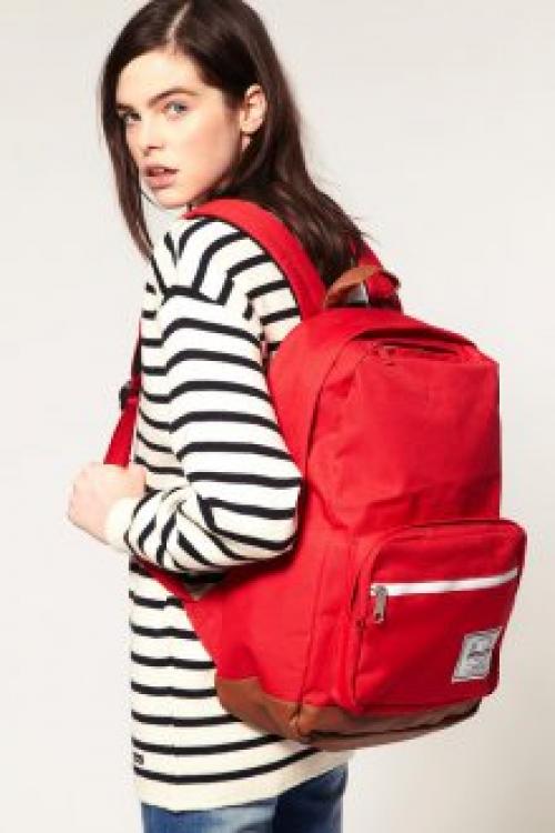 С чем носить маленький рюкзак золотого цвета. Красный рюкзак: яркий и харизматичный аксессуар в современном гардеробе