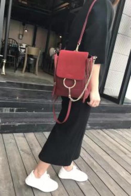 С чем носить маленький рюкзак золотого цвета. Красный рюкзак: яркий и харизматичный аксессуар в современном гардеробе