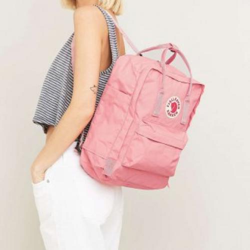 С чем носить маленький рюкзак женский. Игра с текстурами – разбираем популярные материалы Выбирая себе рюкзак, женский, розовый или какой-либо еще, вы можете столкнуться с морем предложений касательно материала изделия, и это действительно здорово для любой модницы. Однако, как бы много вариантов ни было, стоит выбирать только те, которые наиболее интересны в этом сезоне. И сейчас мы быстро пробежимся по самым востребованным и оригинальным материалам для рюкзаков: