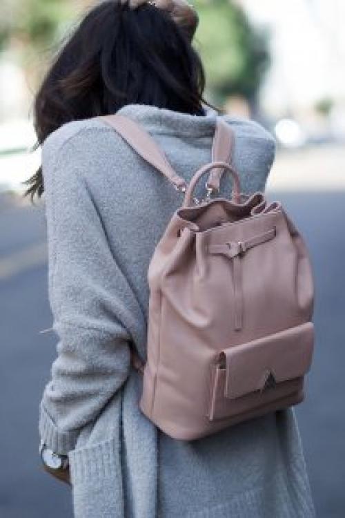 С чем носить маленький рюкзак женский. Игра с текстурами – разбираем популярные материалы Выбирая себе рюкзак, женский, розовый или какой-либо еще, вы можете столкнуться с морем предложений касательно материала изделия, и это действительно здорово для любой модницы. Однако, как бы много вариантов ни было, стоит выбирать только те, которые наиболее интересны в этом сезоне. И сейчас мы быстро пробежимся по самым востребованным и оригинальным материалам для рюкзаков: