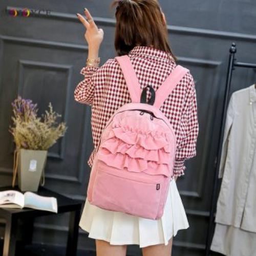 С чем носить маленький рюкзак женский. Игра с текстурами – разбираем популярные материалы Выбирая себе рюкзак, женский, розовый или какой-либо еще, вы можете столкнуться с морем предложений касательно материала изделия, и это действительно здорово для любой модницы. Однако, как бы много вариантов ни было, стоит выбирать только те, которые наиболее интересны в этом сезоне. И сейчас мы быстро пробежимся по самым востребованным и оригинальным материалам для рюкзаков: