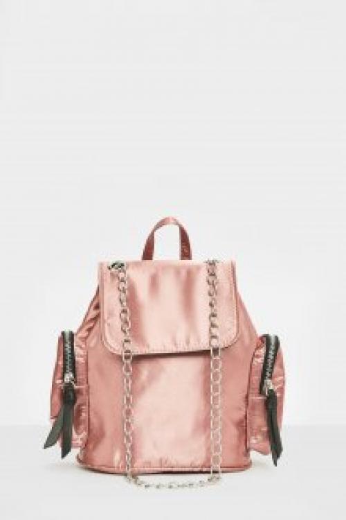 С чем носить маленький рюкзак женский. Игра с текстурами – разбираем популярные материалы Выбирая себе рюкзак, женский, розовый или какой-либо еще, вы можете столкнуться с морем предложений касательно материала изделия, и это действительно здорово для любой модницы. Однако, как бы много вариантов ни было, стоит выбирать только те, которые наиболее интересны в этом сезоне. И сейчас мы быстро пробежимся по самым востребованным и оригинальным материалам для рюкзаков: