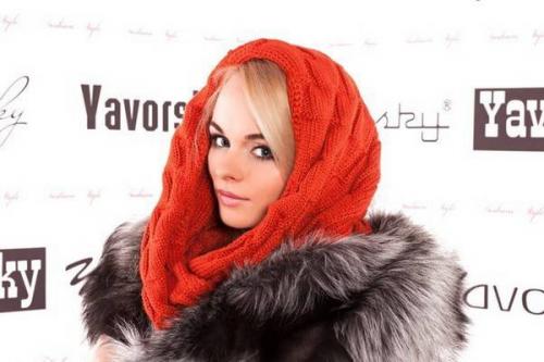 Как носить шарф-хомут короткий. Как носить шарф-хомут – простые и эффектные образы