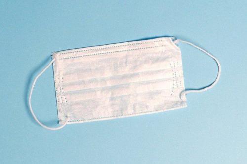 Как правильно одевать маску медицинскую, какой стороной. Как правильно носить медицинскую маску