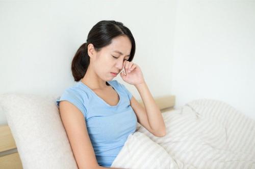 Почему ночью просыпаешься весь мокрый в поту женщина. Причины пробуждения среди ночи мокрой и в поту