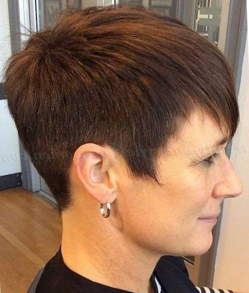 Стрижки на кудрявые волосы женщинам з. Короткие и средние стрижки женщинам за 50 лет, которые молодят