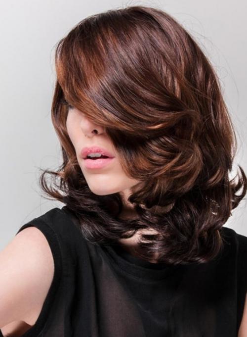 Стрижки на кудрявые волосы женщинам з. Короткие и средние стрижки женщинам за 50 лет, которые молодят