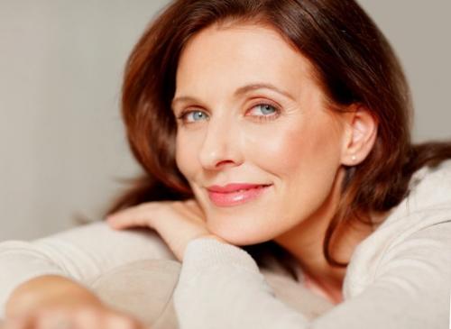 Стрижки на кудрявые волосы женщинам з. Короткие и средние стрижки женщинам за 50 лет, которые молодят