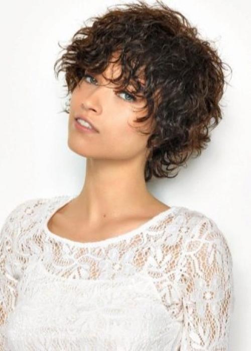 Модные стрижки для волнистых волос 2019. Красивые стрижки на средние кудрявые волосы 2019-2020 – идеальная длина для непослушных кудряшек 05