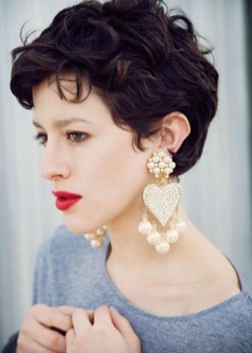 Модные стрижки для волнистых волос 2019. Красивые стрижки на средние кудрявые волосы 2019-2020 – идеальная длина для непослушных кудряшек 09