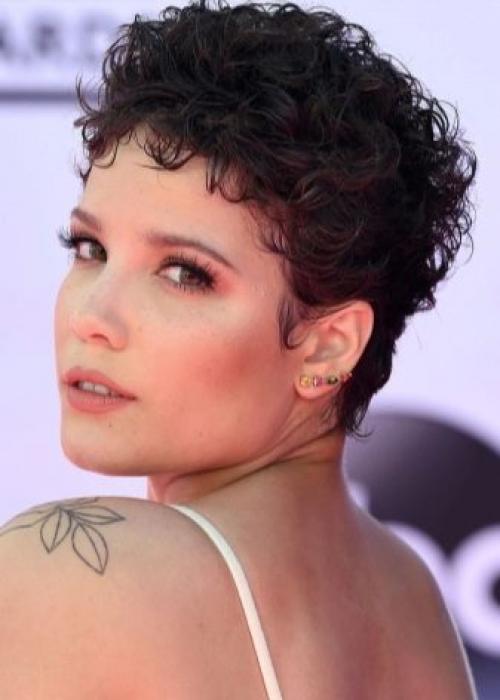 Модные стрижки для волнистых волос 2019. Красивые стрижки на средние кудрявые волосы 2019-2020 – идеальная длина для непослушных кудряшек 04