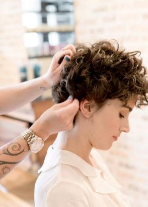 Модные стрижки для волнистых волос 2019. Красивые стрижки на средние кудрявые волосы 2019-2020 – идеальная длина для непослушных кудряшек 07