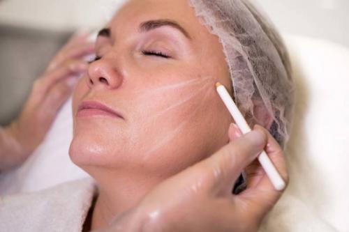 Как подтянуть овал лица посл.  Спасение от старения: способы, которые помогут подтянуть овал лица после 50 лет