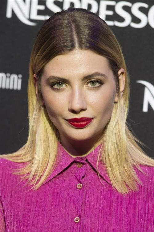 Волосы черные, а корни светлые. Знаменитости со светлыми волосами и темными корнями