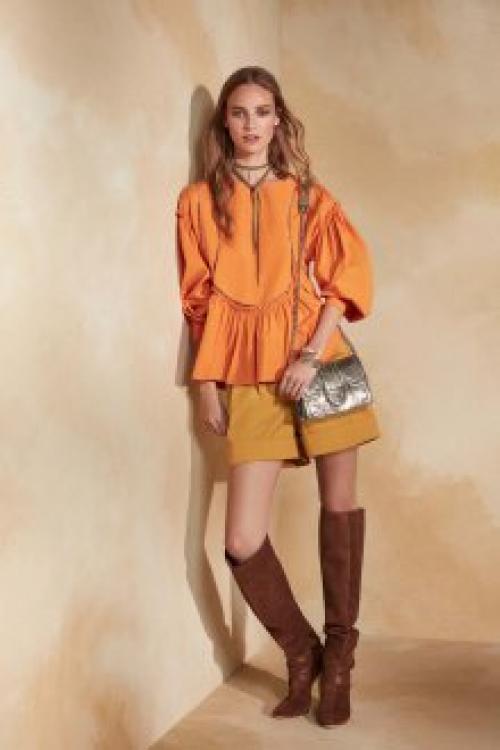 Ботфорты 2020-2020. Это нужно знать о носке ботфорт Даже если вы нашли в магазине самые модные ботфорты, прежде чем делать покупку, критично рассмотрите себя в них. В ботфортах вам должно быть комфортно ходить, сидеть и стоять. Они не должны даже при сгибании перетягивать ногу. В то же время сапоги не должны сидеть слишком свободно и тем более оттопыриваться в области колена. Если сапоги при сгибании будут передавливать ногу или «болтаться», зимой вы в них будете замерзать.