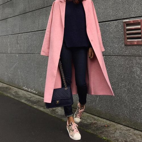 Приталенное пальто с кроссовками. Правильное сочетание цветов