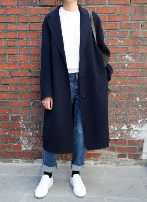 Приталенное пальто с кроссовками. Правильное сочетание цветов