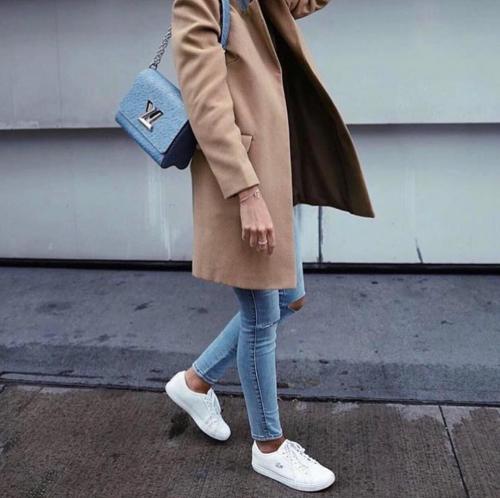 Приталенное пальто с кроссовками. Правильное сочетание цветов