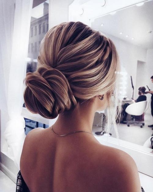 Как собрать короткие волосы в пучок. Модные тенденции: пучок в 2020 году