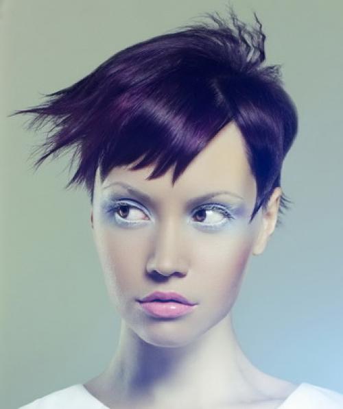 Короткая асимметричная стрижка с длинной челкой. Модные асимметричные стрижки 2020: минимализм и casual 11