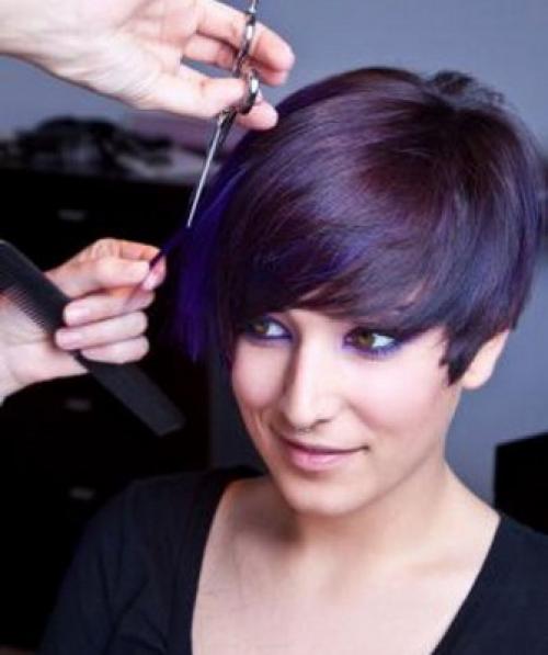 Короткая асимметричная стрижка с длинной челкой. Модные асимметричные стрижки 2020: минимализм и casual 08