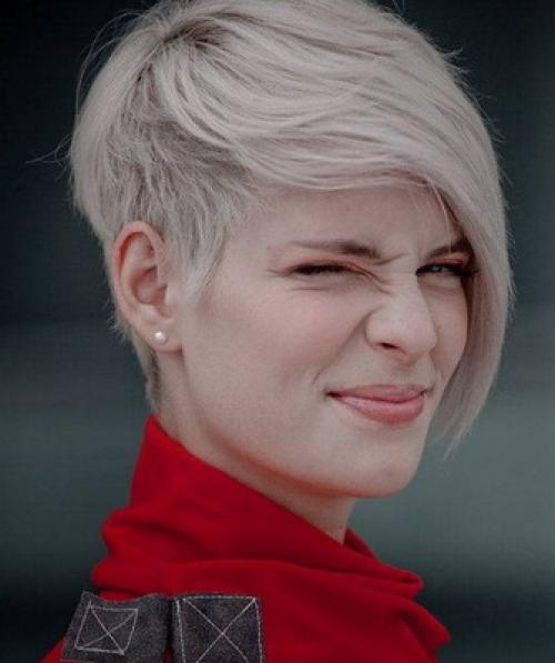 Короткая асимметричная стрижка с длинной челкой. Модные асимметричные стрижки 2020: минимализм и casual 05