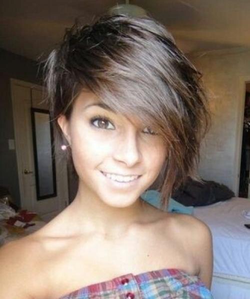 Короткая асимметричная стрижка с длинной челкой. Модные асимметричные стрижки 2020: минимализм и casual 09