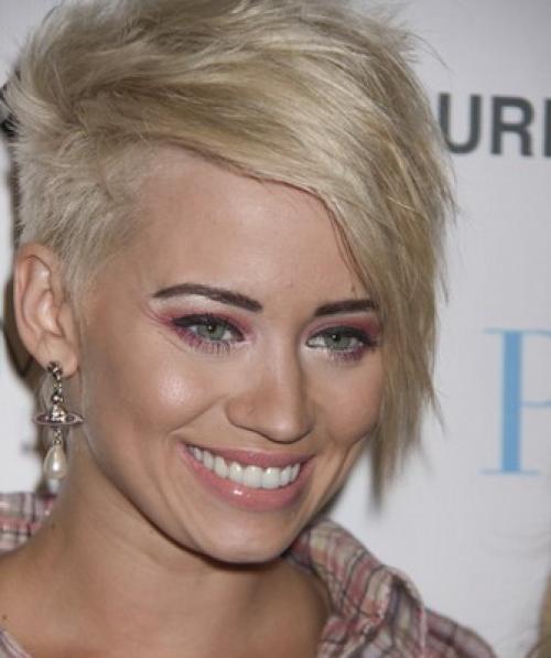 Короткая асимметричная стрижка с длинной челкой. Модные асимметричные стрижки 2020: минимализм и casual 04