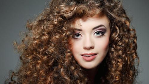 Женские стрижки на вьющиеся волосы 2019. Красивые стрижки на средние кудрявые волосы 2019-2020 – идеальная длина для непослушных кудряшек 25