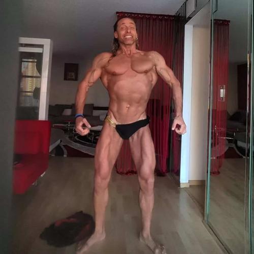 Кому из звезд 47 лет мужчина. 10 российских звезд-мужчин с идеальным телом