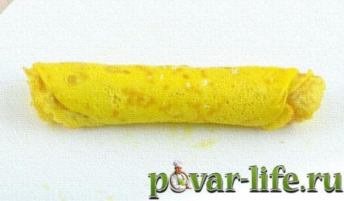 Салат с омлетным блином. Салат с курицей и омлетными блинчиками