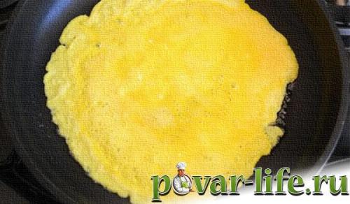 Салат с омлетным блином. Салат с курицей и омлетными блинчиками