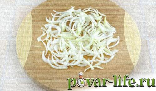 Салат с омлетным блином. Салат с курицей и омлетными блинчиками